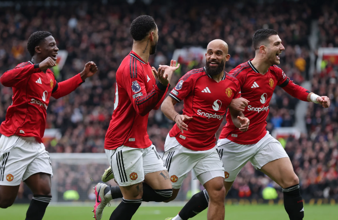 Old Trafford Memerah: United Perpanjang Rentetan Sempurna, Kartu Merah Romero Jadi Titik Balik