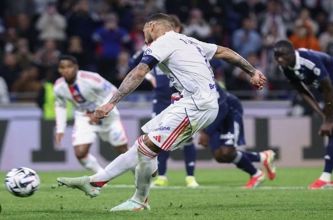 Terselamatkan di Ujung Waktu: Penalti Tolisso Bikin Lyon Terhindar dari Kekalahan vs Paris FC